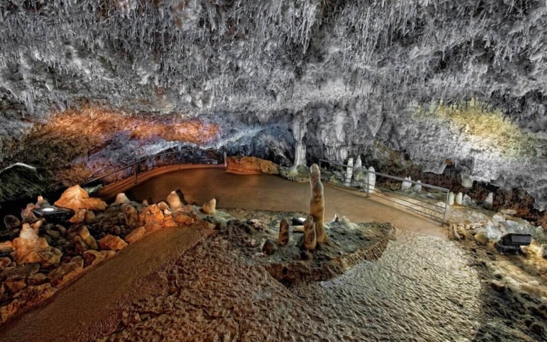 Desde el Hotel Los Infantes a la Cueva El Soplao: un viaje bajo tierra